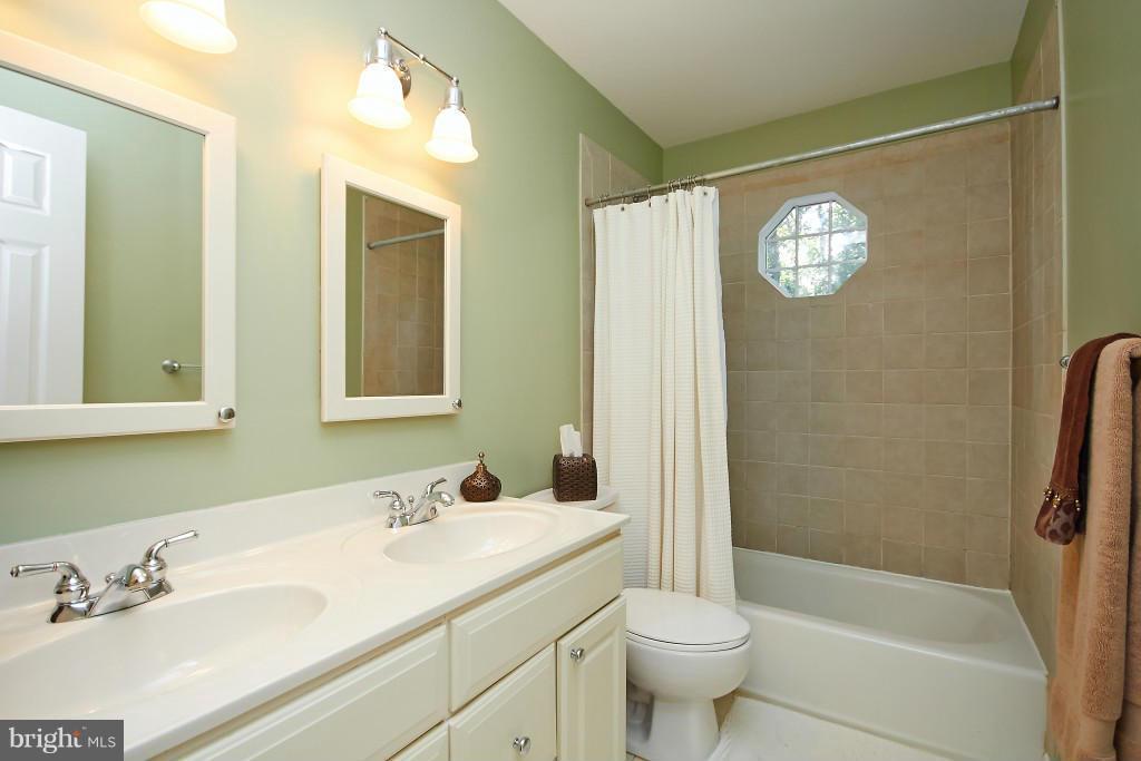 WARR LAKES - Residential