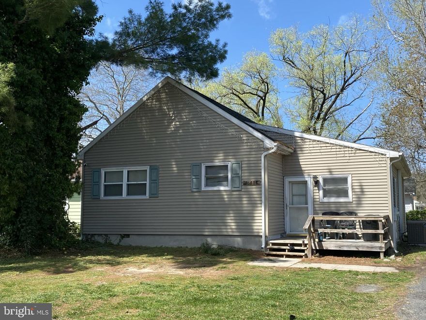 This charming 3-bedroom, 1.5-bath ranch-style home offers a functional alley kitchen, a convenient utility room, and a spacious backyard. Currently tenant-occupied, this property presents a great investment opportunity. Shed does not convey.