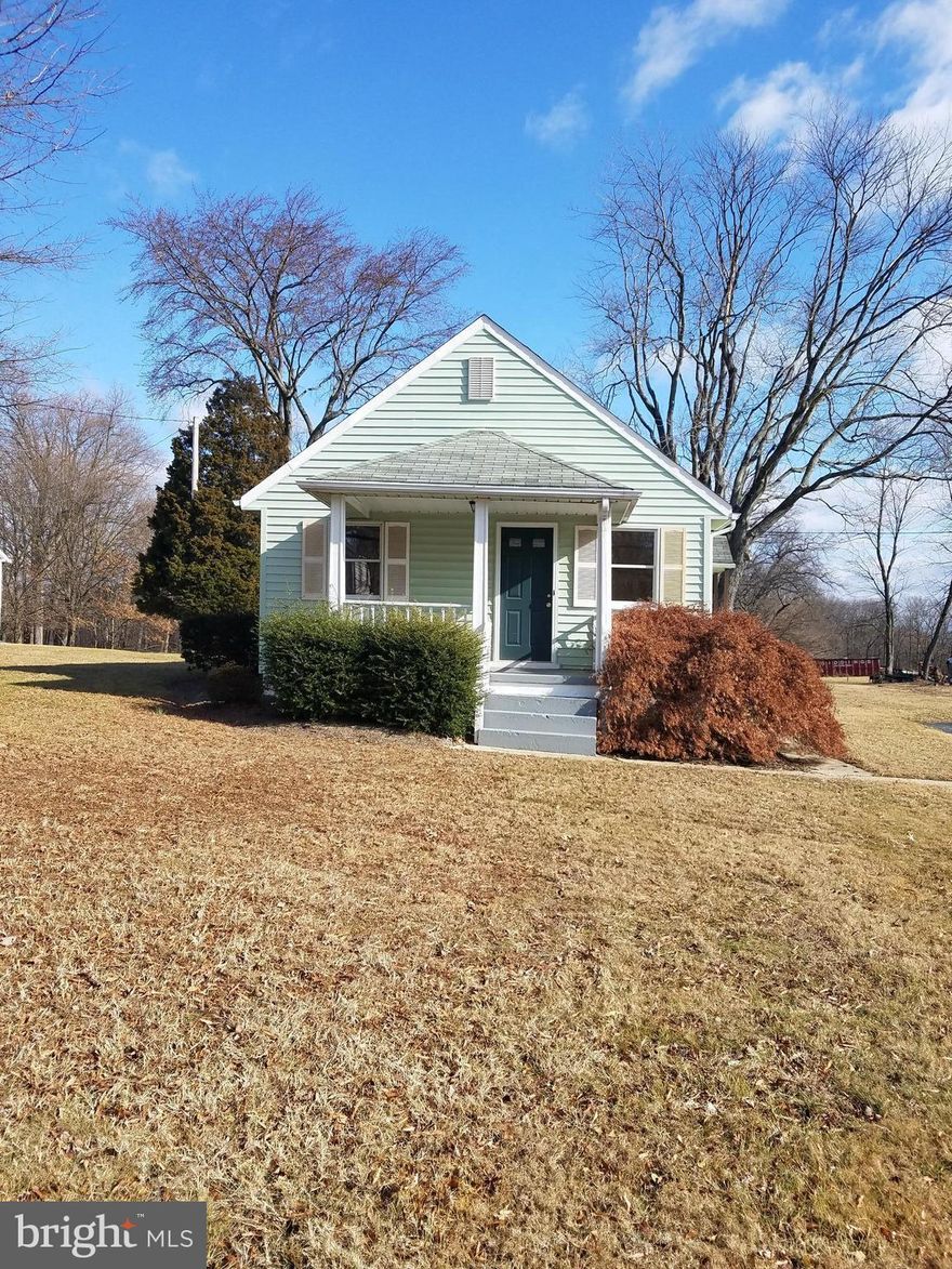 Shows Well! Freshly painted! New Carpet! New Appliances! New Kitchen Floor! Upgrade Windows!