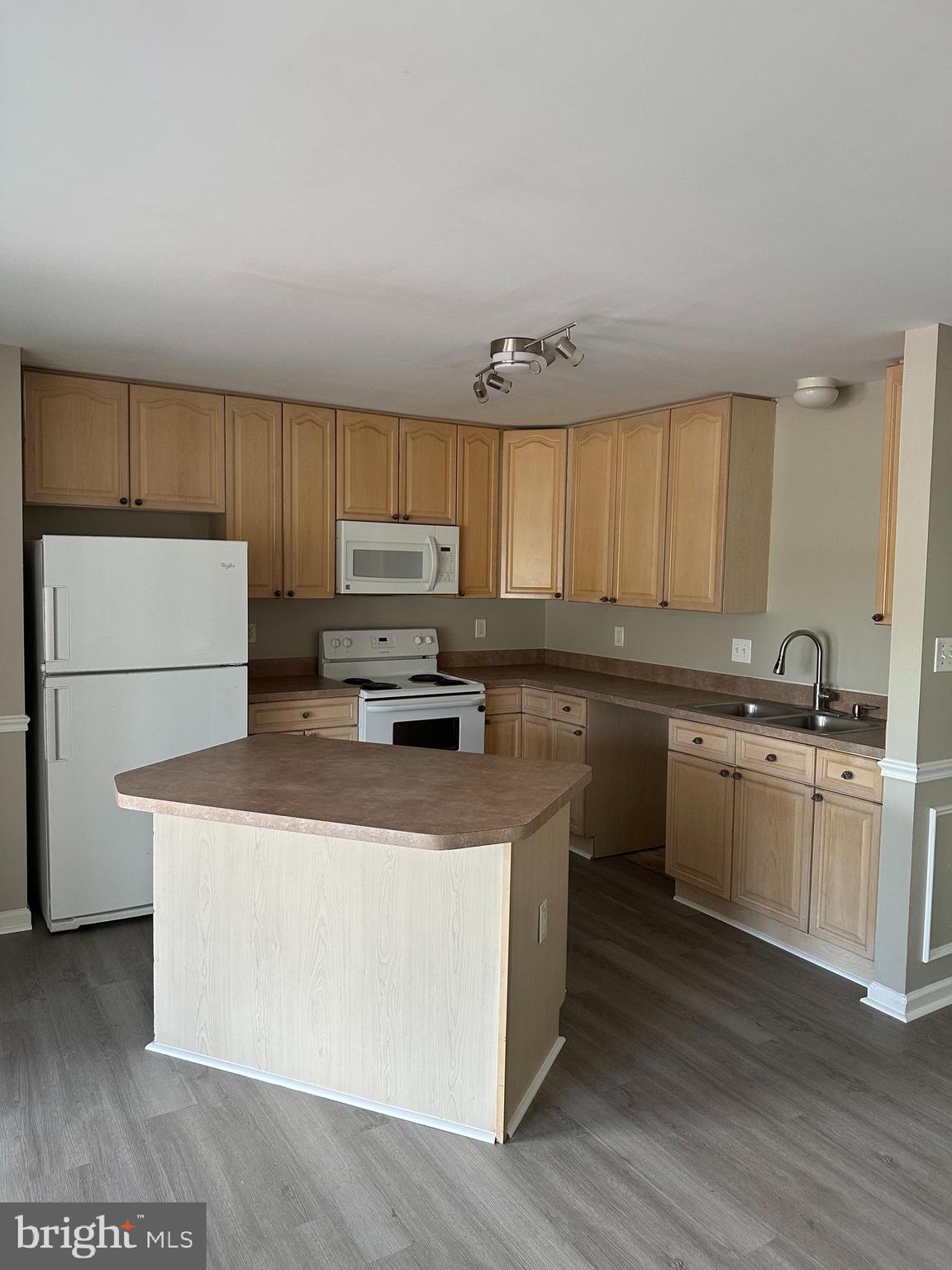 COUNTY GREEN - Residential Lease