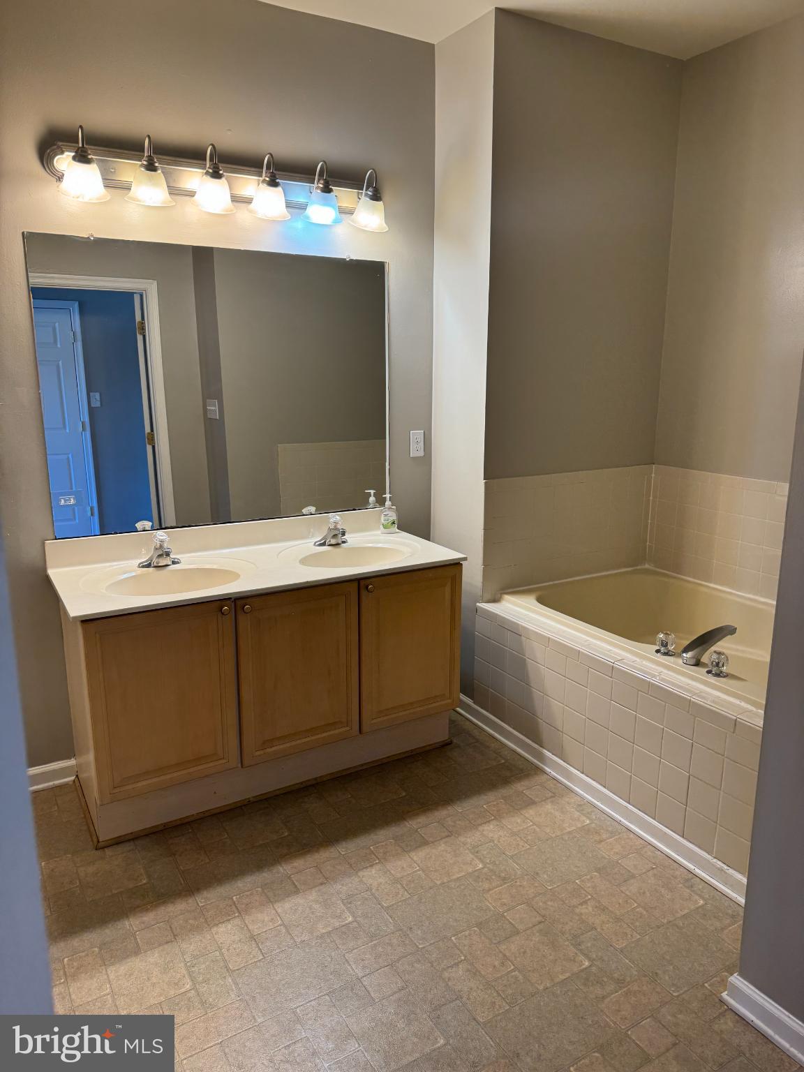 COUNTY GREEN - Residential Lease