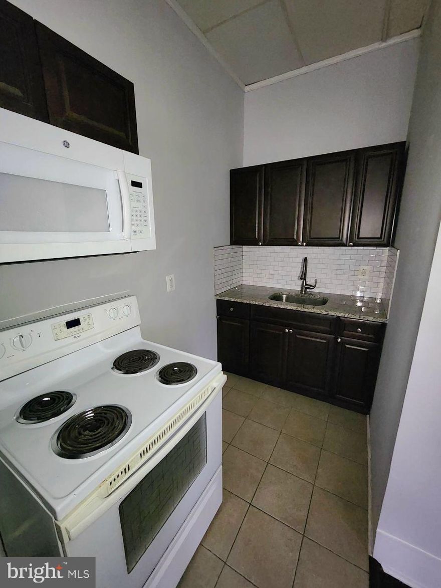 This beautiful first floor studio features  one bathroom! The gorgeous kitchen includes wide cabinets and ample cabinet/counter space. Appliances come installed. It is bright and open, with big windows. The full bathroom was also recently renovated and is sleek, modern, and comfortable. Close here you can find many restaurants, the Howell Park, The Capacity Church, the Einstein Medical Center, and much more.
What are you waiting to apply for this beautiful house?