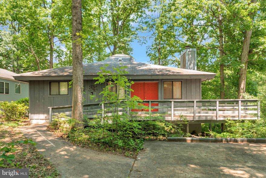 Beautiful location on the lake.Cul-de-sac with lake view all around.Home needs lots of work and sold in" As is condition" Renovation Loans are available.Wrap around deck.Open floor plan.Walk-out basement with bathroom.Lots of potentialCome &enjoy this beautiful lake&golf community.Formal&casual dining,lounge.Boating&water skiing.Tennis,pickleball.Swimming pools&beaches. Horse backriding&much more