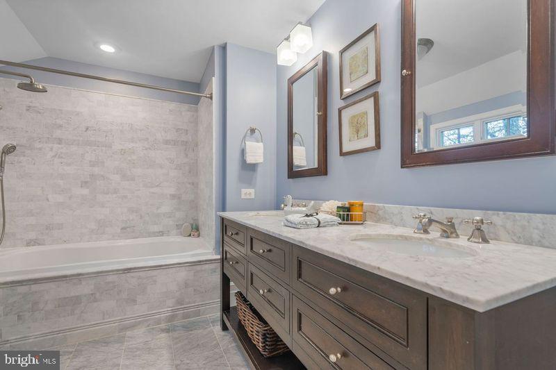 MADISON MANOR - Residential