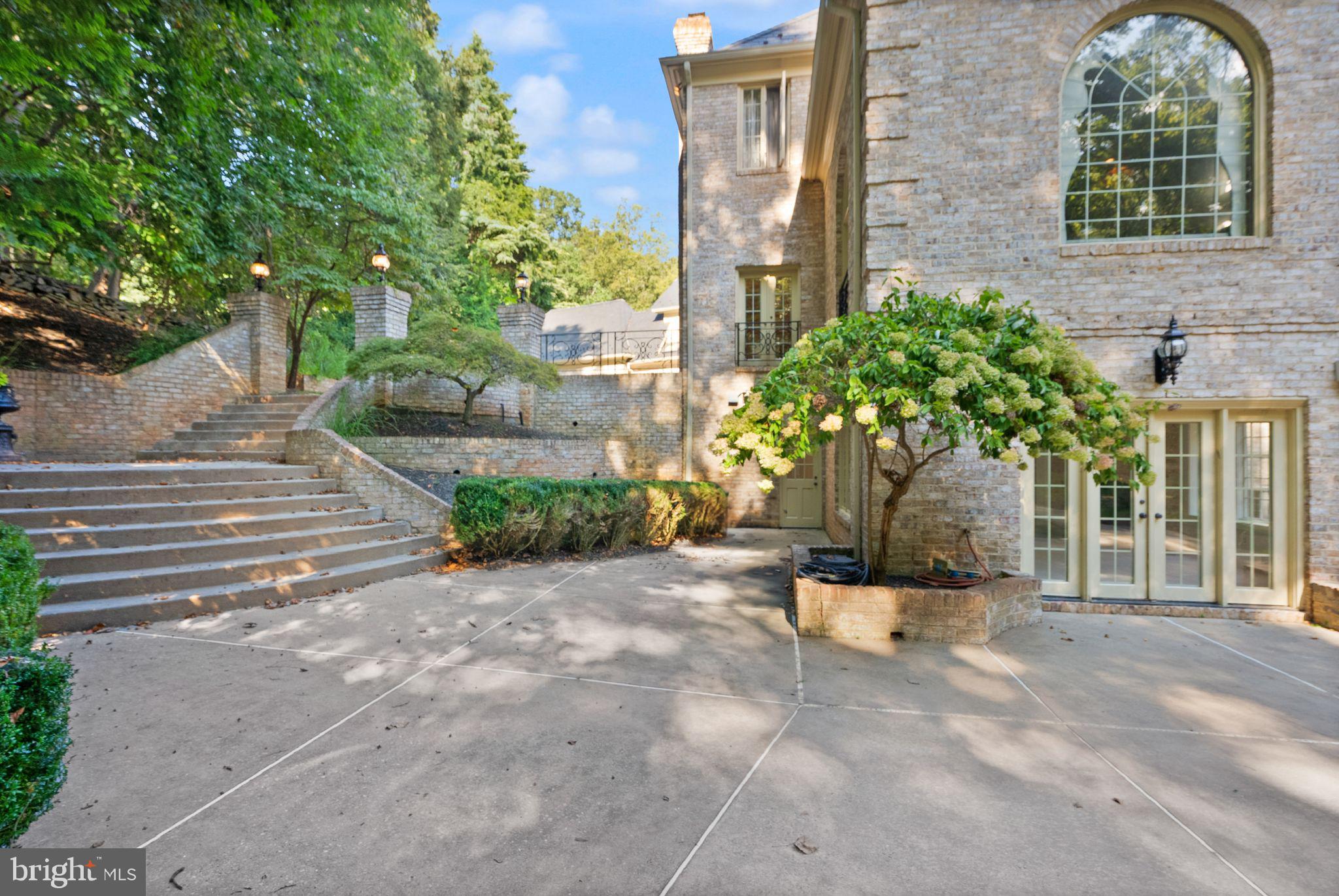 FALCONHURST - Residential