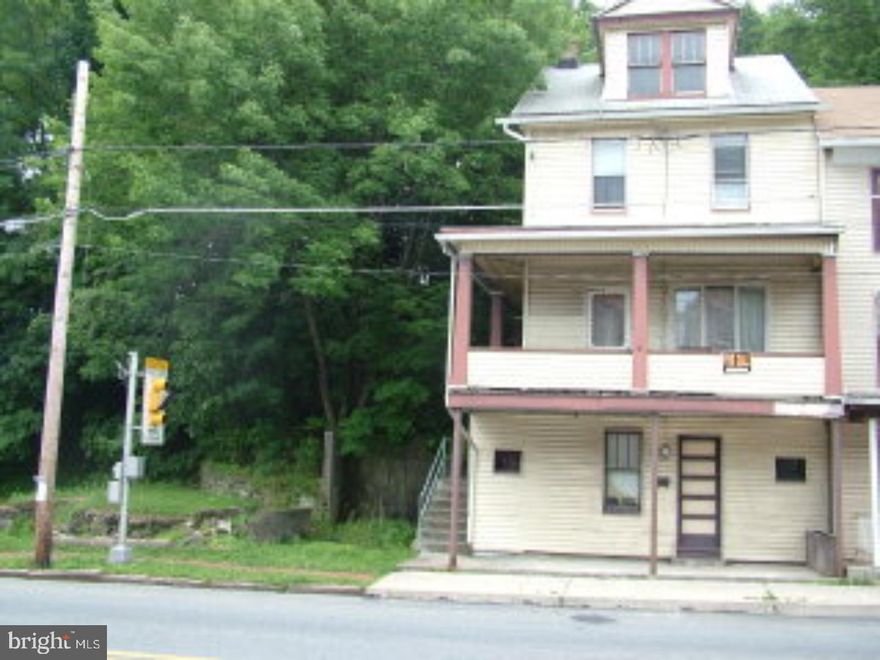 BEAUTIFUL OLDER HOME WITH LOTS OF ANTIQUE WOODWORK HARDWOOD FLOORS, GLASS DOOR KNOBS, BEAUTIFUL WOODEN STAIRCASE, FRENCH DOORS WITH BEVELED GLASS BACK YARD WITH WASH LINE, QUAINT PATIO OUTSIDE KITCHEN AND PORCH ON SUNBURY STREET.      ATTN 10K Color: TAN Amp: 60