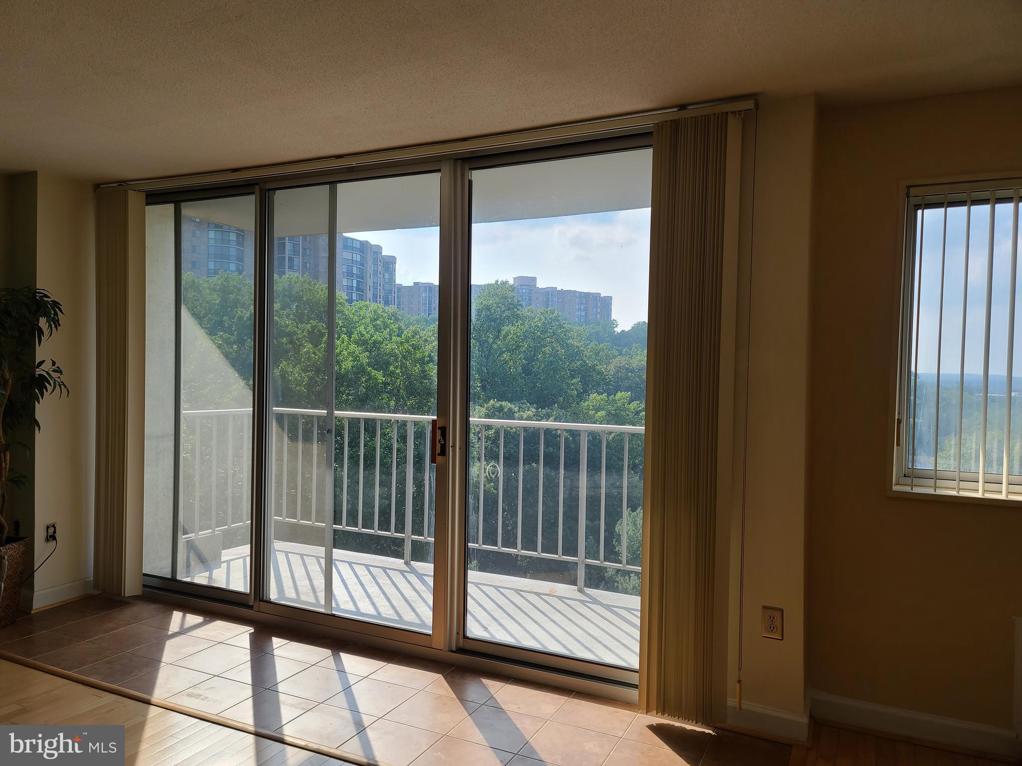 HUNTING CREEK CLUB CONDOMINIUMS - Residential