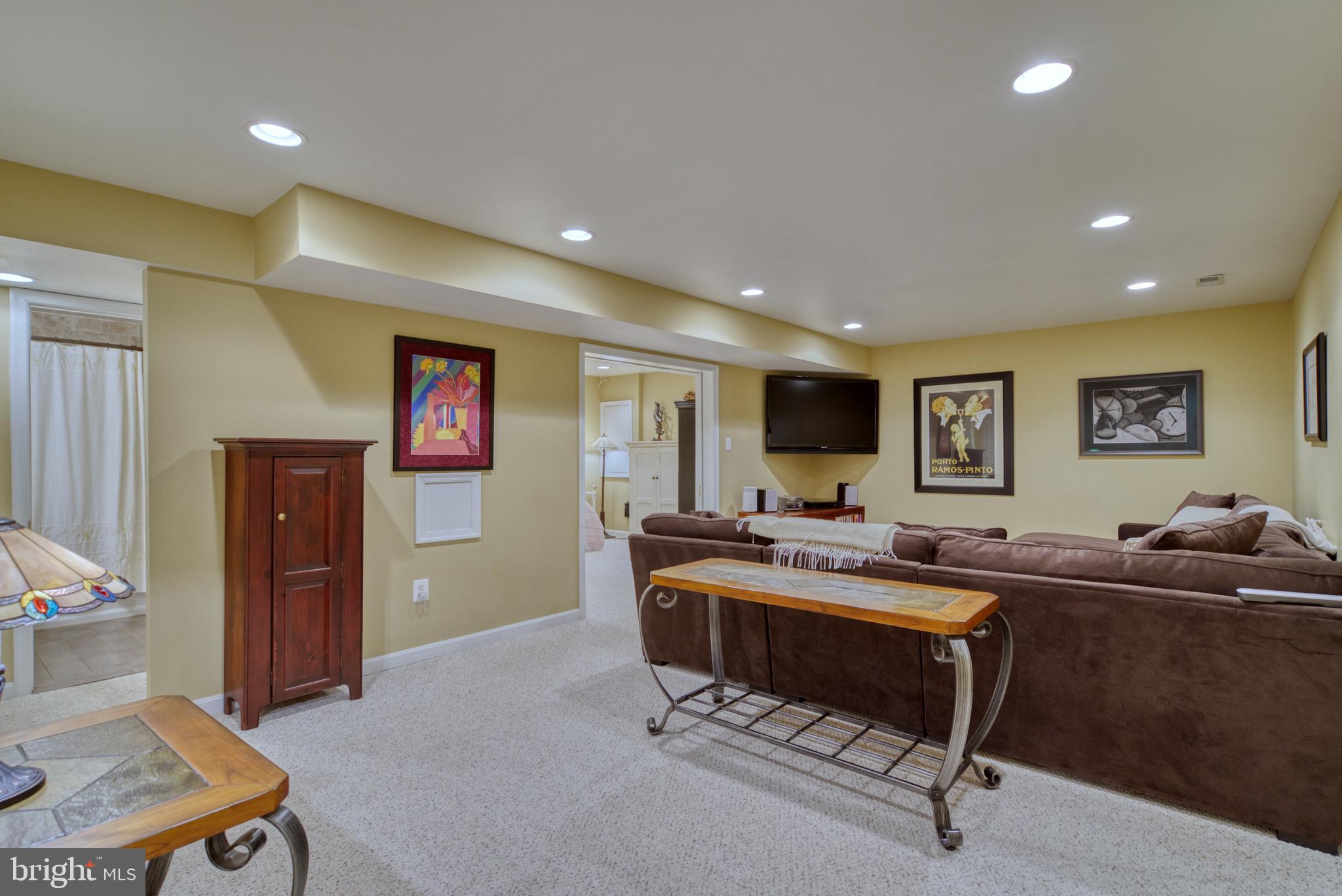 FLORIS DOWNS - Residential