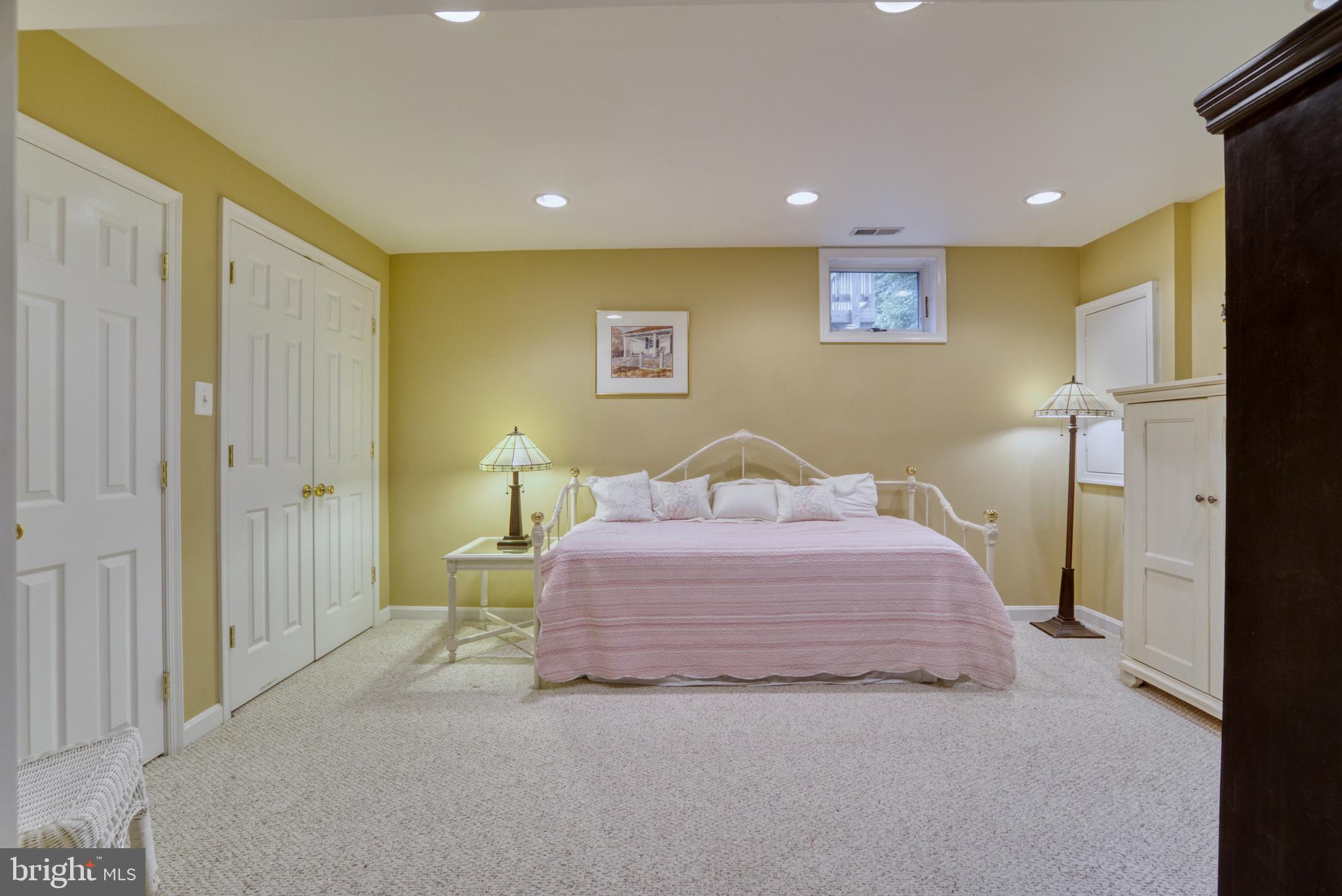 FLORIS DOWNS - Residential