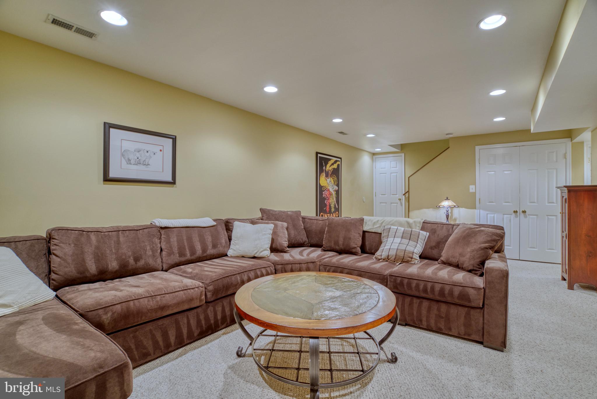 FLORIS DOWNS - Residential