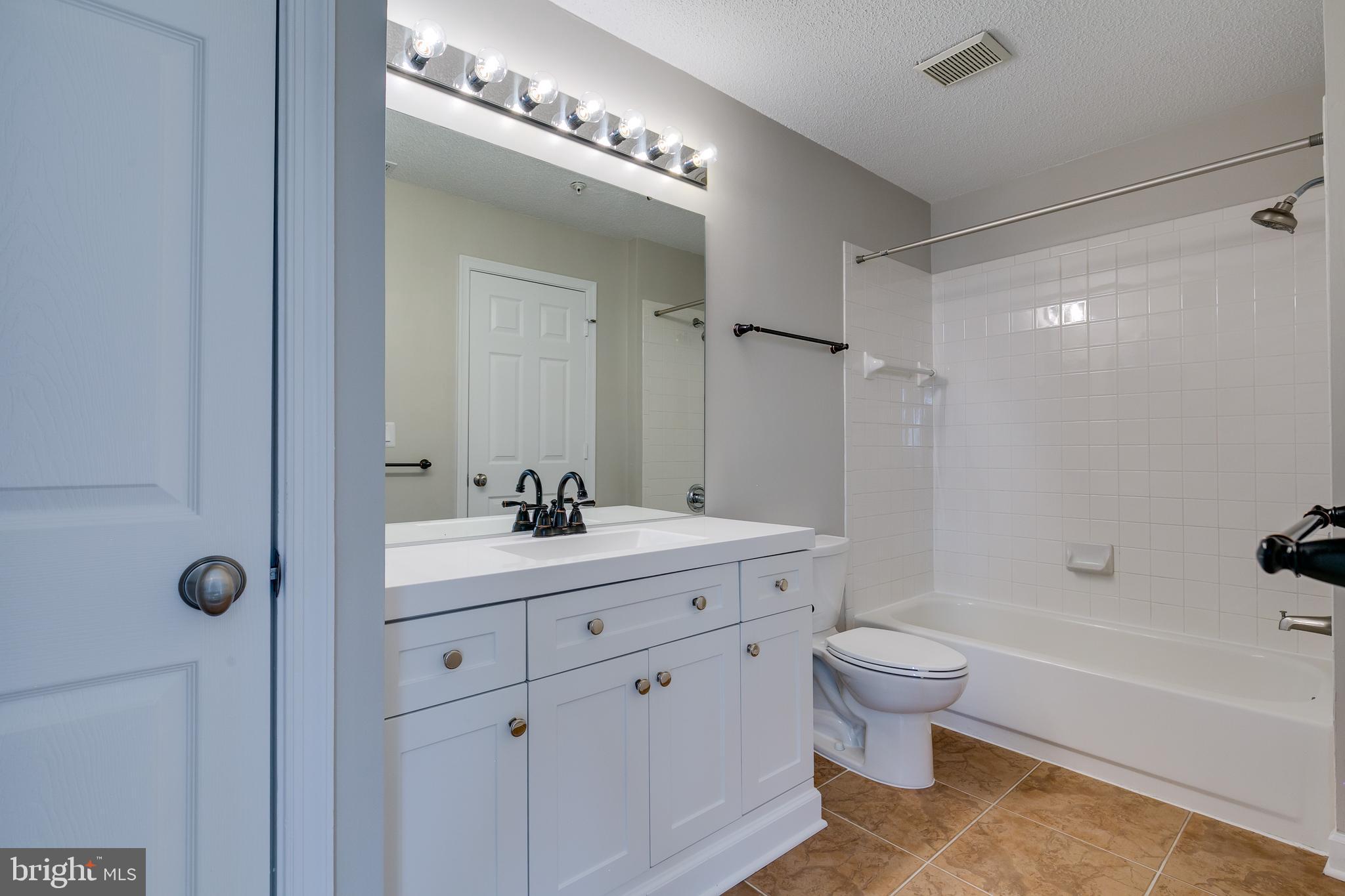 OAK PARK CONDO - Residential Lease