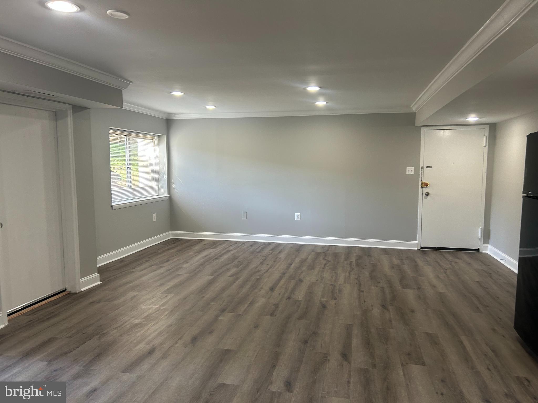 Gorgeous and renovated, like-new, excellent condition. All utilities included in rent. All new appliances and vinyl wood floors. No need to preview. Sliding glass door to patio. Pool, tennis, and playground in the community. Close to shops and the Metro.