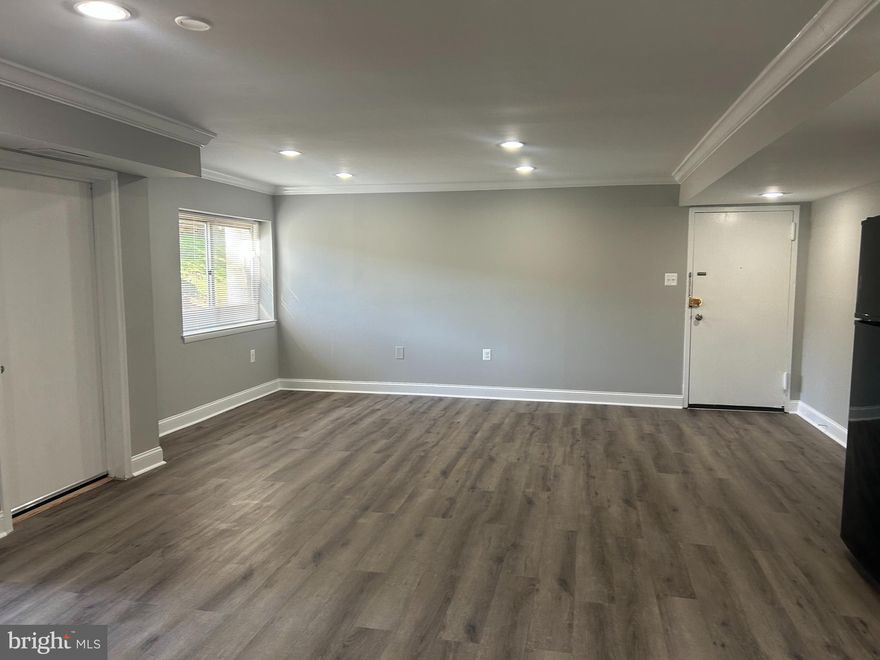 Gorgeous and renovated, like-new, excellent condition. All utilities included in rent. All new appliances and vinyl wood floors. No need to preview. Sliding glass door to patio.  Pool, tennis, and playground in the community.  Close to shops and the Metro.