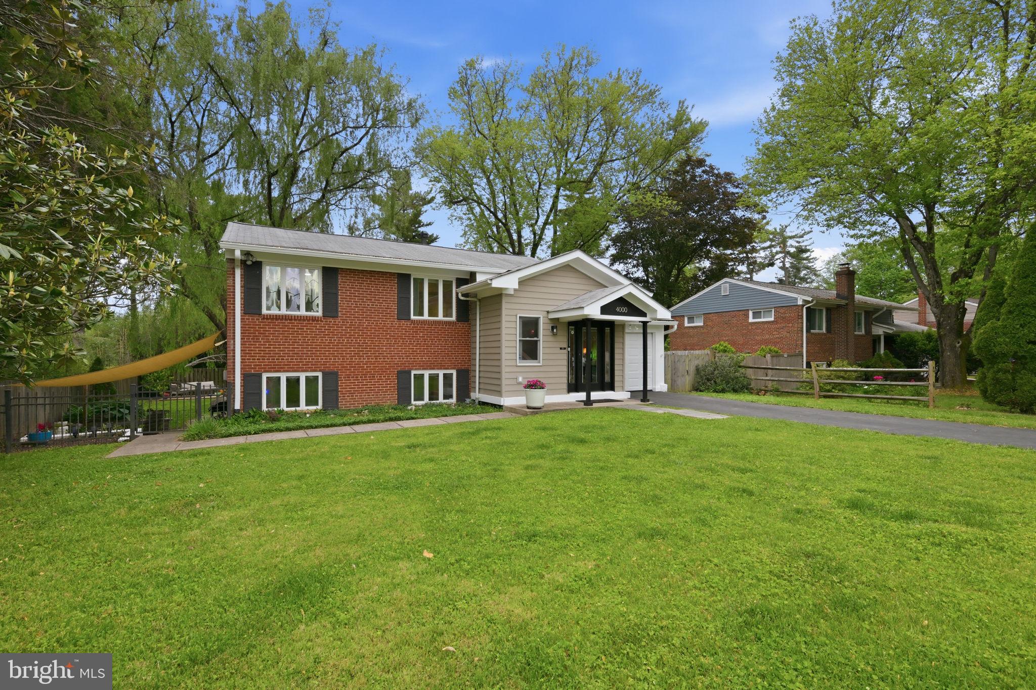 ENGLISH MANOR - Residential