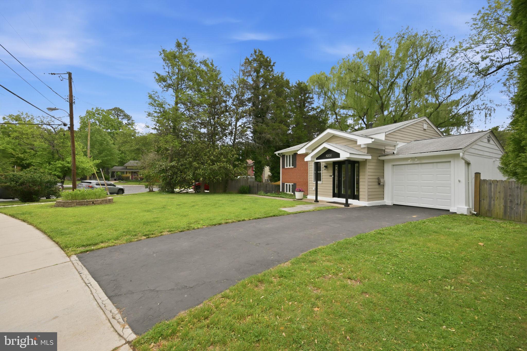 ENGLISH MANOR - Residential