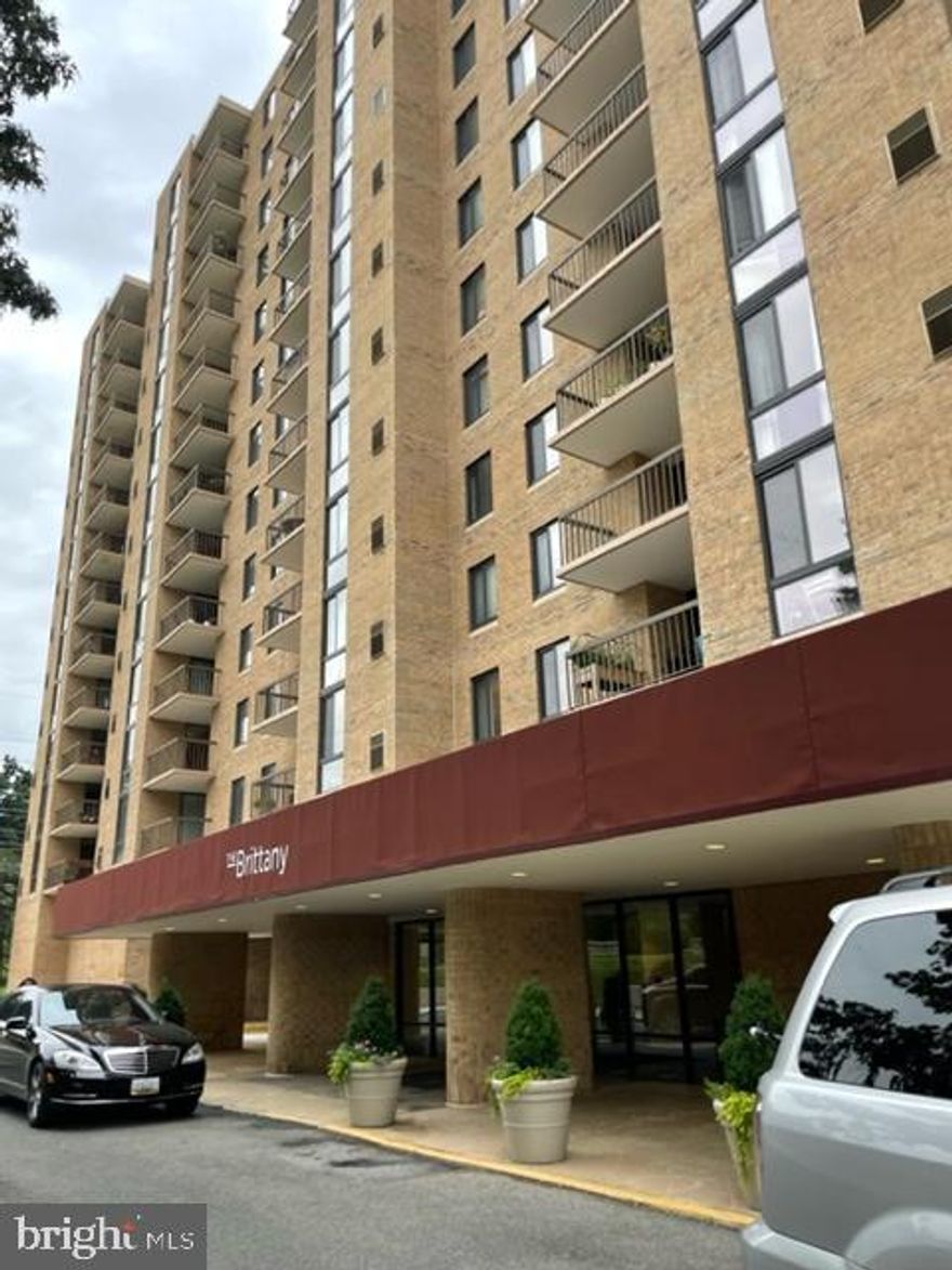Spacious 1BEDn+ Den , 
Lowest Rental deal in Arlington high rise ! Galore of amenities, best commute location!

Clubhouse, pool, gym, 856sft 1bed Room, 1Bath with Den/dining room. Pets allowed. Newer appliances, very clean and ready to move in.  Bright and cozy unit in The Brittany Condominiums w/balcony views! Ceramic tile. w/hardwoods, Closets, Washer and Dryer in unit.  Tenant pays Electric. Water included in Condo fees paid by owner. 

Move-in fee $250, Fitness, 24 hr concierge, pool, tennis, bike/jogging path, business and and party room. 
Move in March30th.