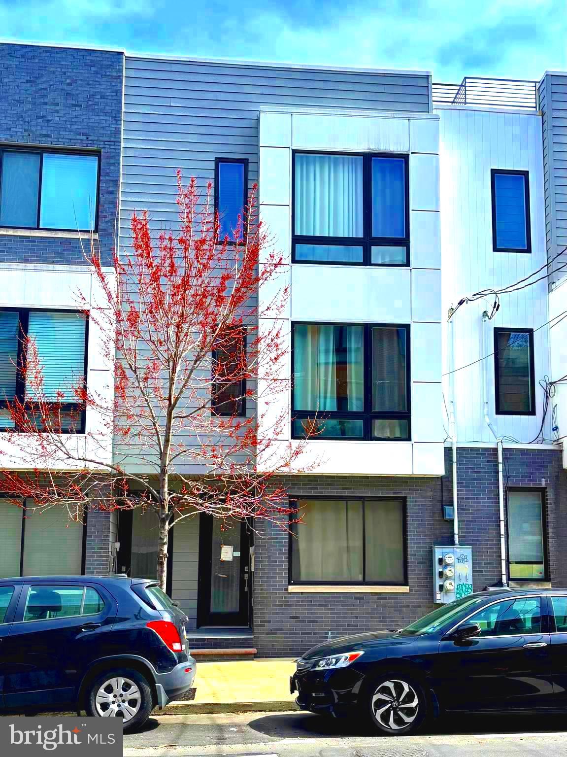 Magnificent, light-filled, fully renovated 3bd, 3ba condo with exceptional rooftop terrace and private parking. Located just around the corner from Girard Avenue in Olde Kensington. Open floor plan, hardwood floors, large windows with maximum light. There's a nice-sized first bedroom and full bathroom on the main level, with spacious storage and a large closet space. The second floor features 1
spacious bedroom with large closet, a full bathroom with double sinks. in the hallway, there is a large laundry room with storage space. The other bedroom also has its own bathroom.
This bright hallway offers an overhead window that lets in the sun's rays, illuminating the steps leading up to the rooftop. A glass door provides a view of the horizon and opens onto a magnificent panoramic view of the skyline.
This is an exceptional location, offering access to many of the city's retail stores, restaurants and amenities. There's also a dog-friendly area just behind the building for pet owners.