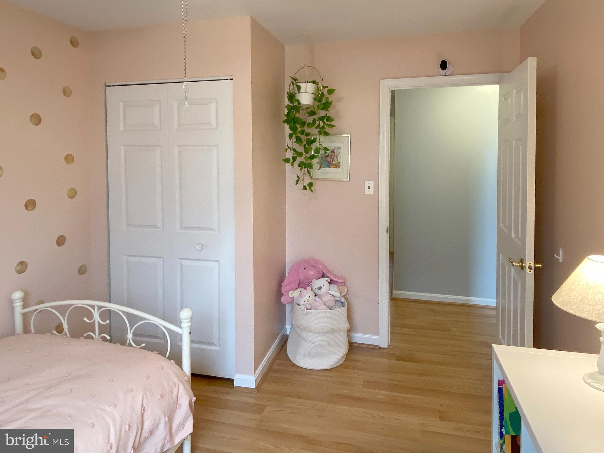 CONSTANT FRIENDSHIP - Residential