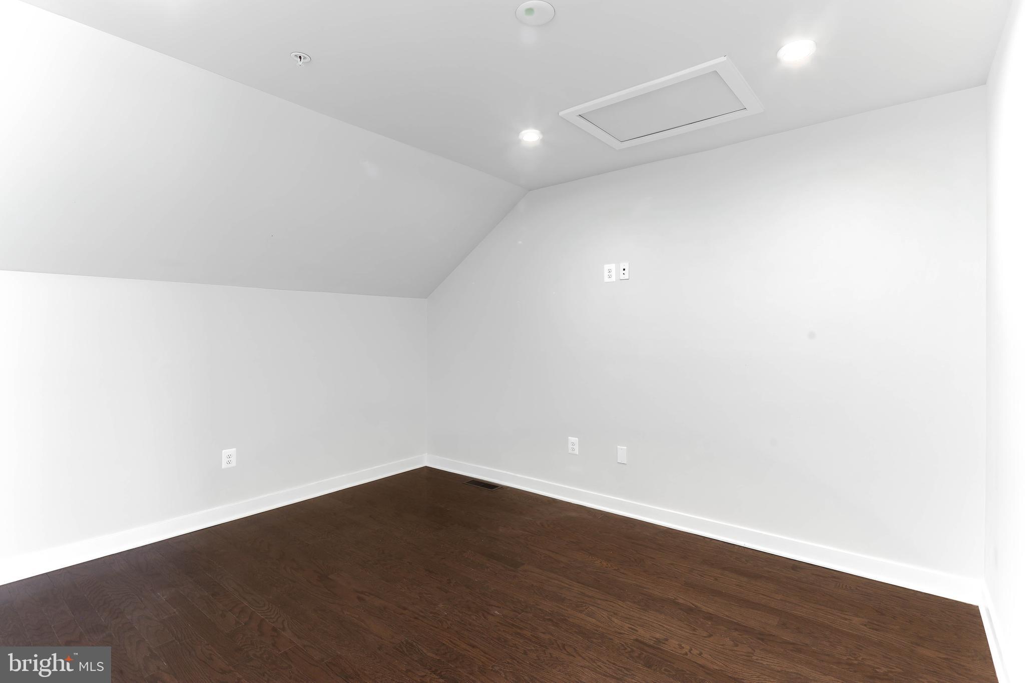 OLDHAM CROSSING - Residential Lease