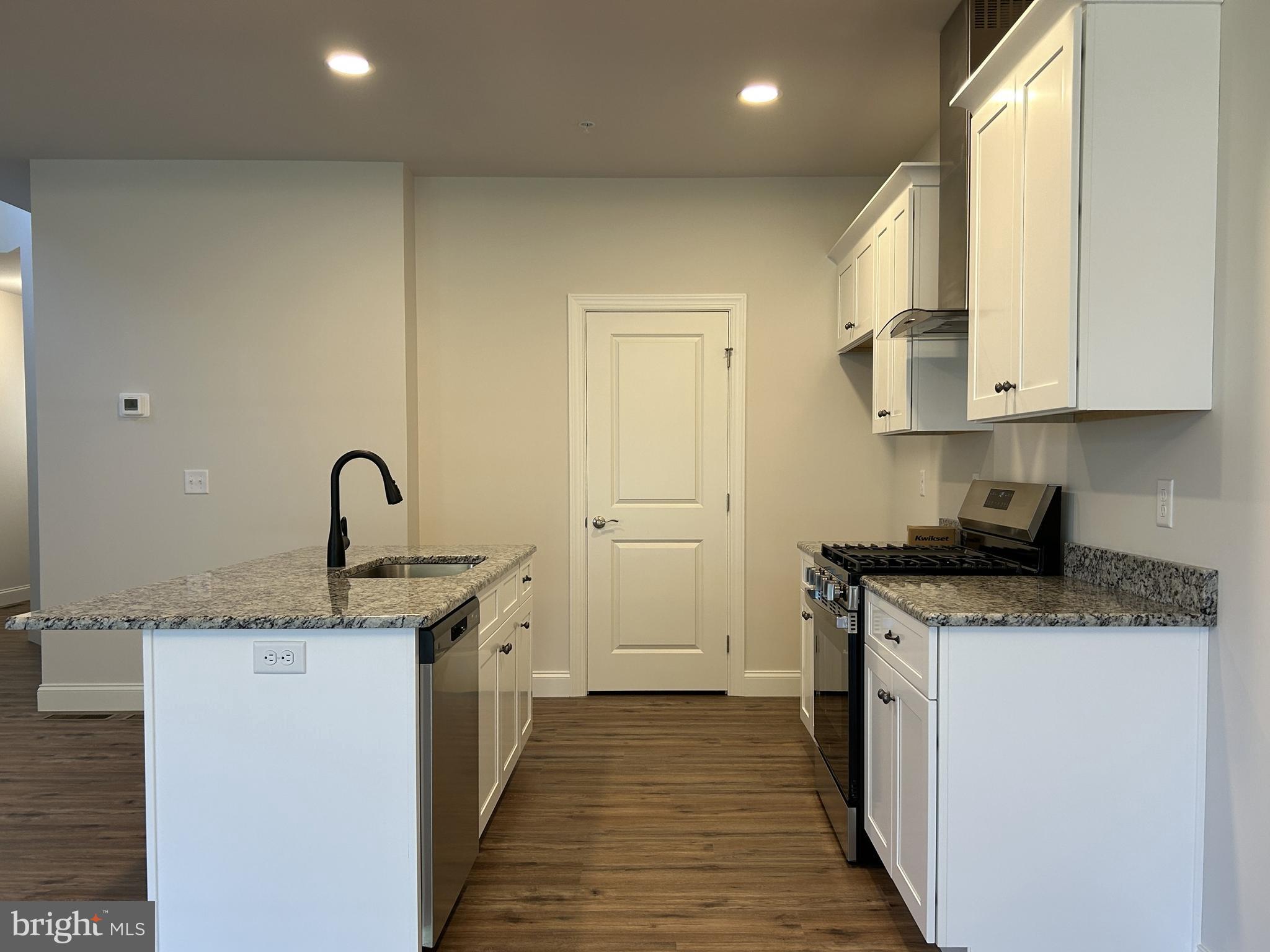 WOODLAND HILLS - Residential