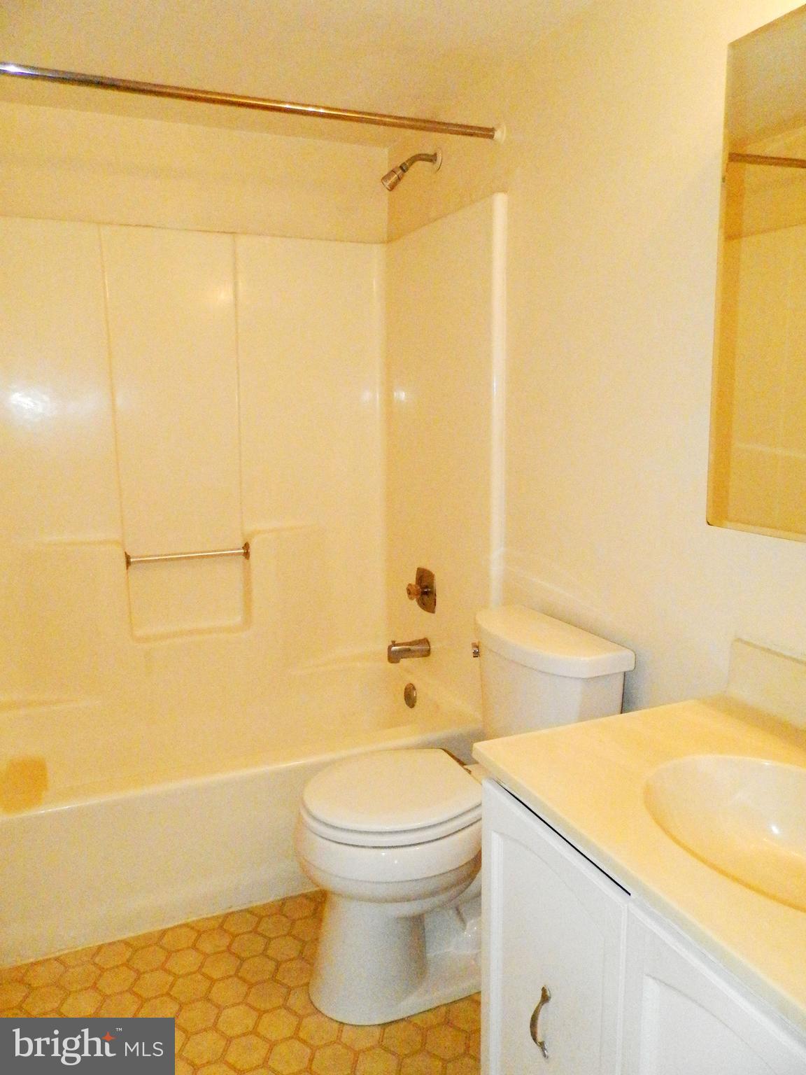 LAKESIDE PLAZA - Residential Lease