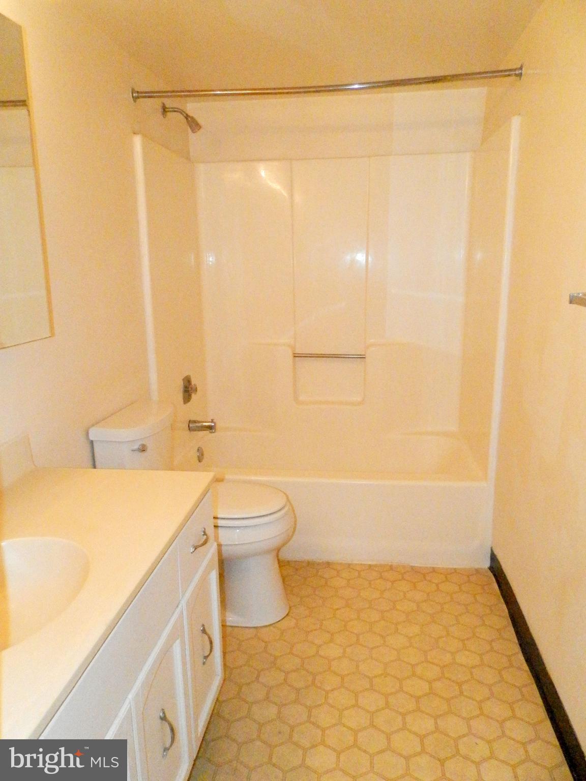 LAKESIDE PLAZA - Residential Lease