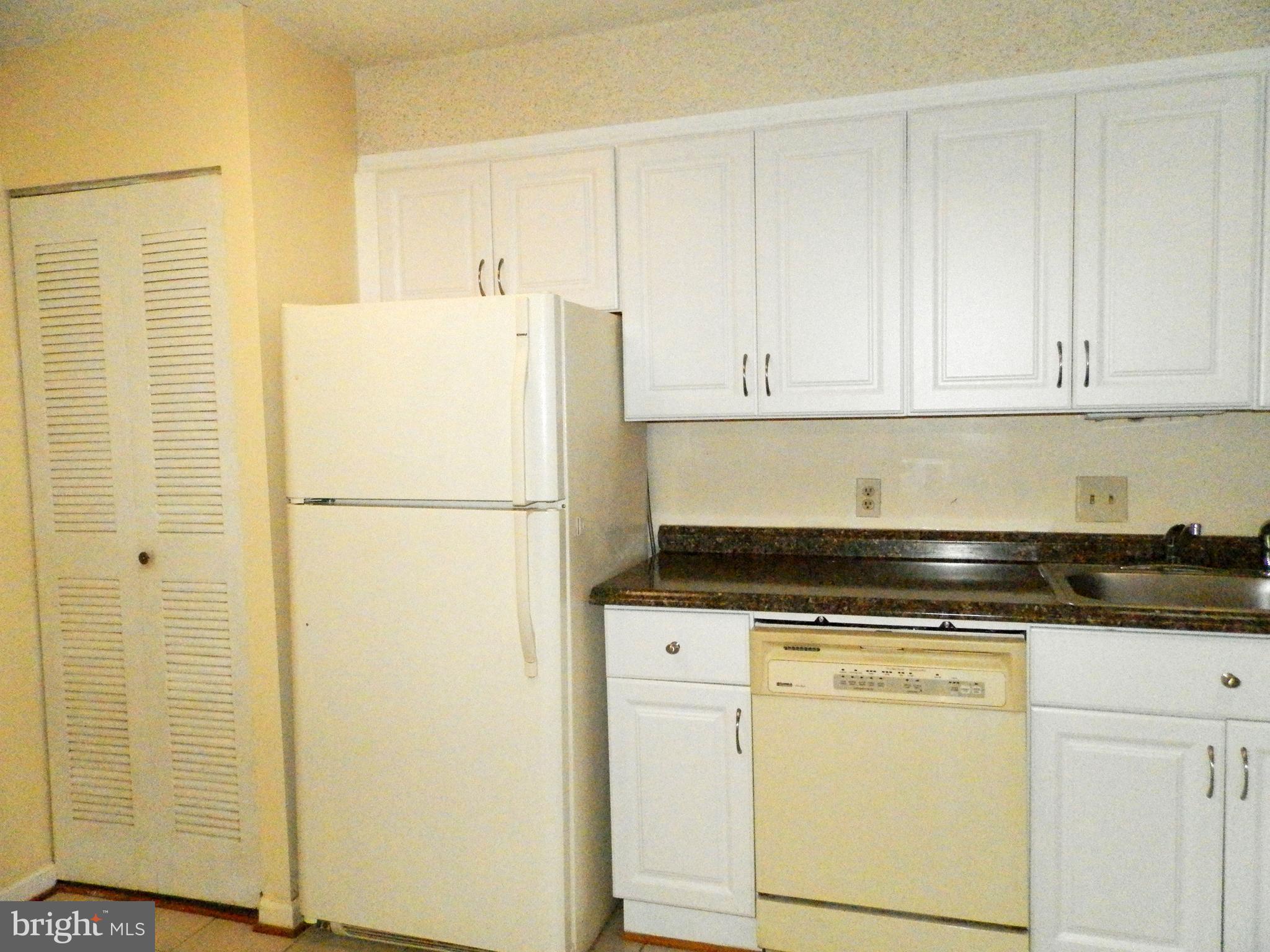 LAKESIDE PLAZA - Residential Lease