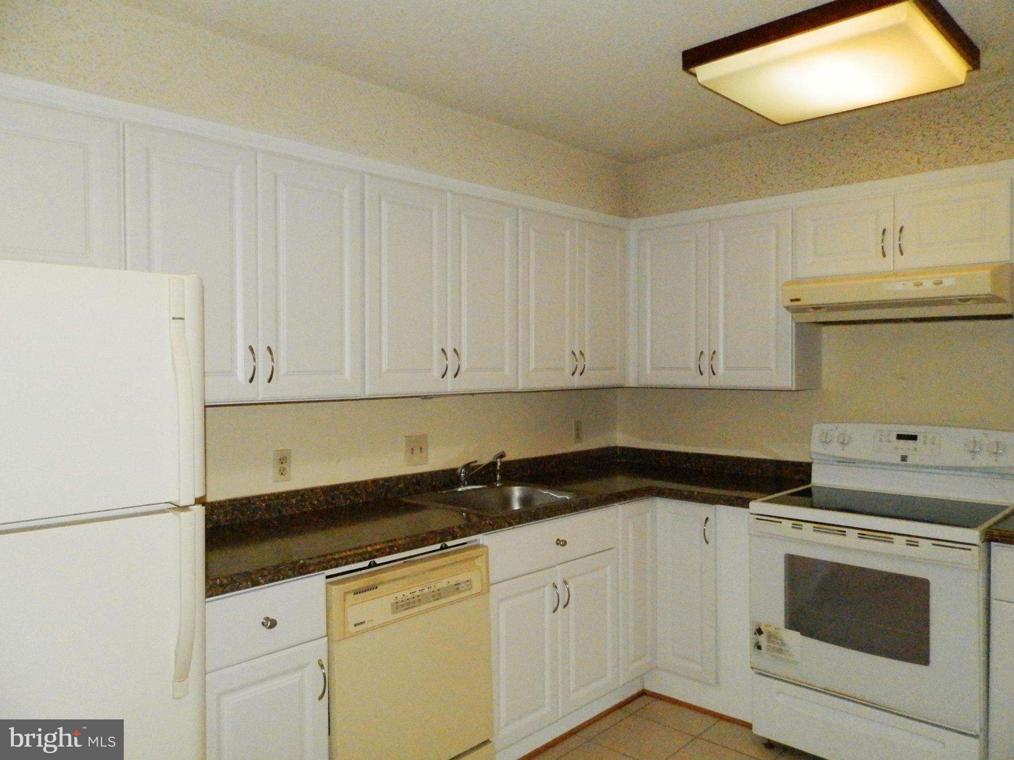 LAKESIDE PLAZA - Residential Lease