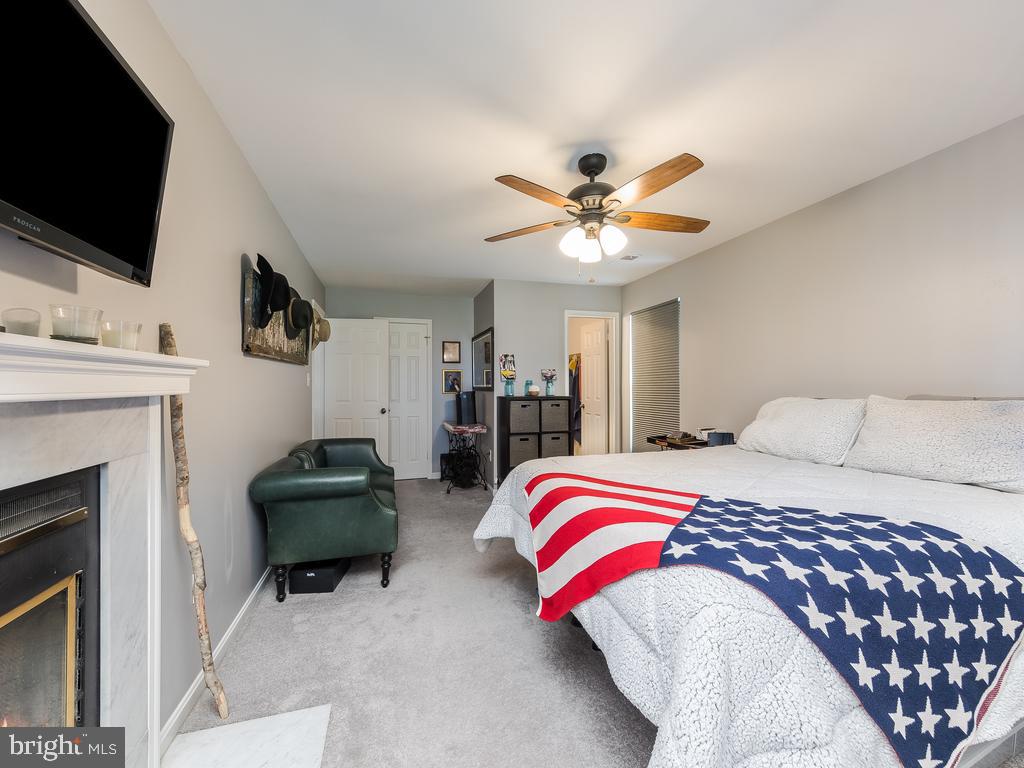 HAMPTON SQUARE CONDOMINIUMS - Residential