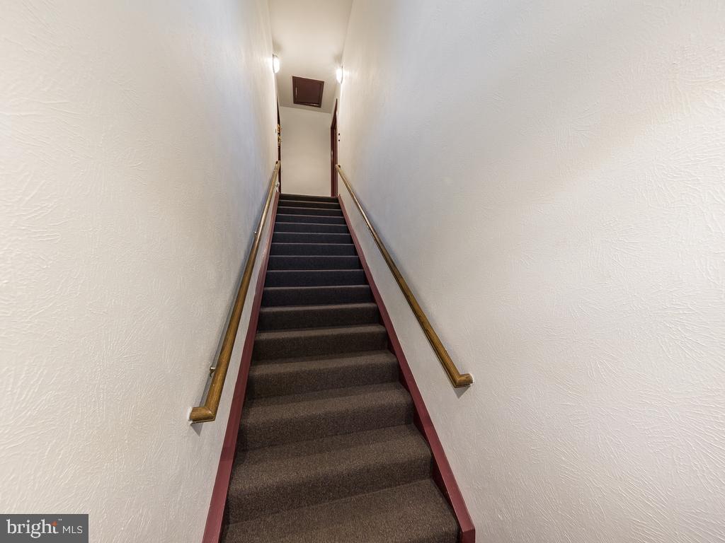 HAMPTON SQUARE CONDOMINIUMS - Residential