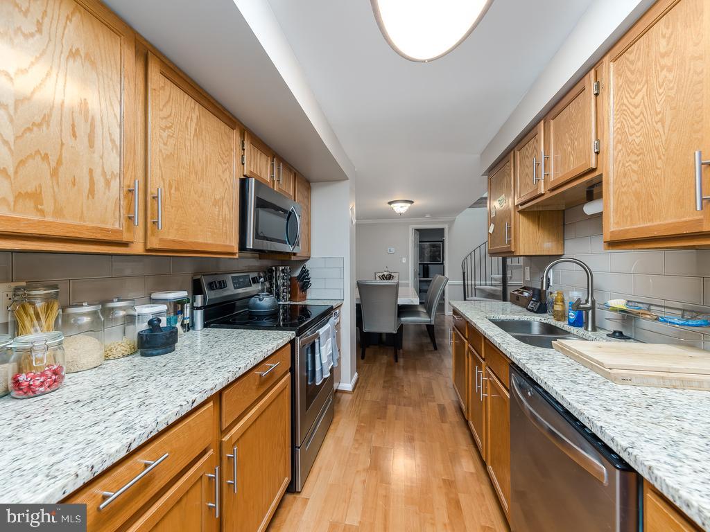 HAMPTON SQUARE CONDOMINIUMS - Residential