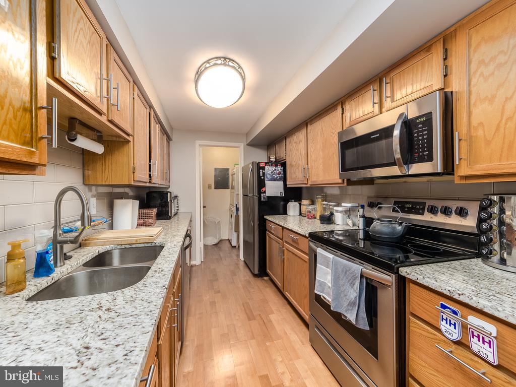 HAMPTON SQUARE CONDOMINIUMS - Residential