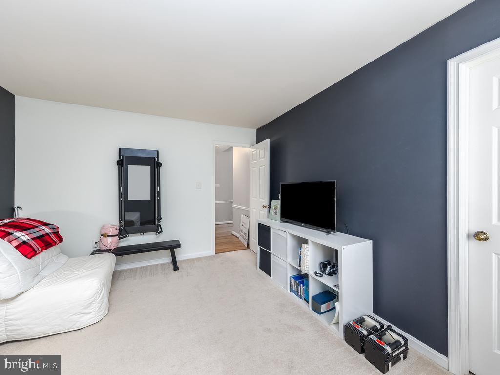 HAMPTON SQUARE CONDOMINIUMS - Residential