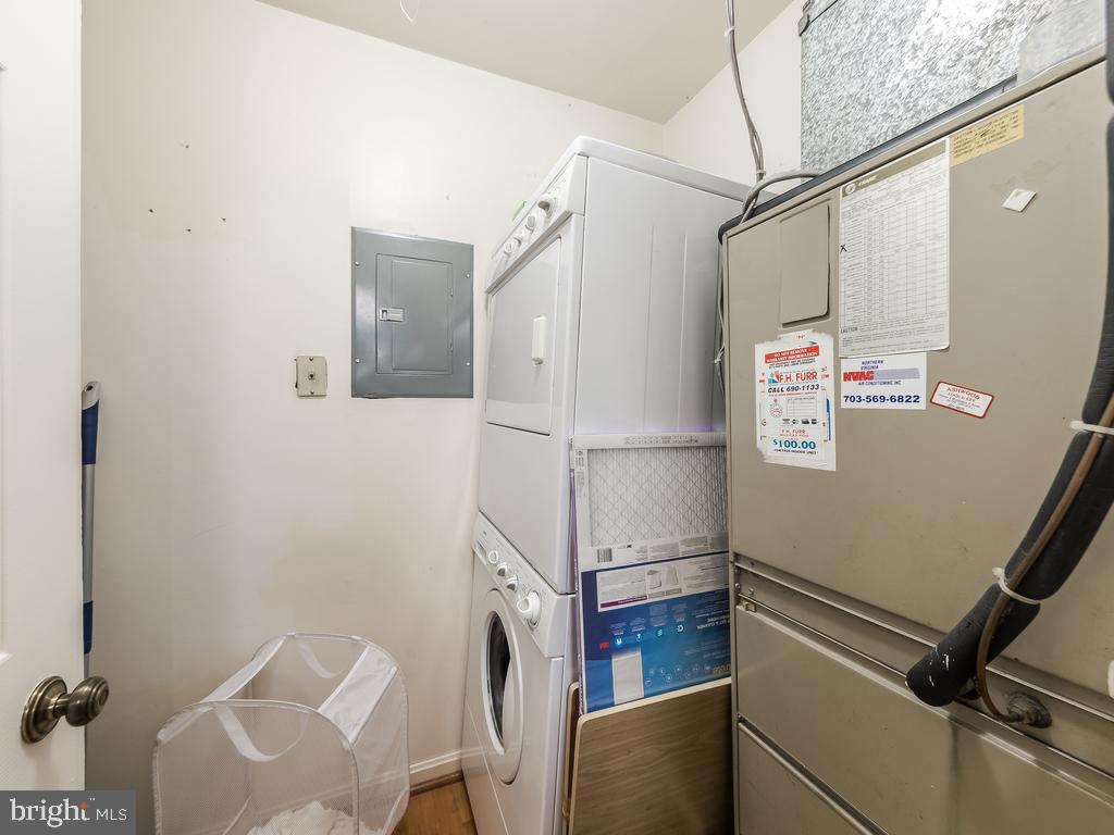 HAMPTON SQUARE CONDOMINIUMS - Residential