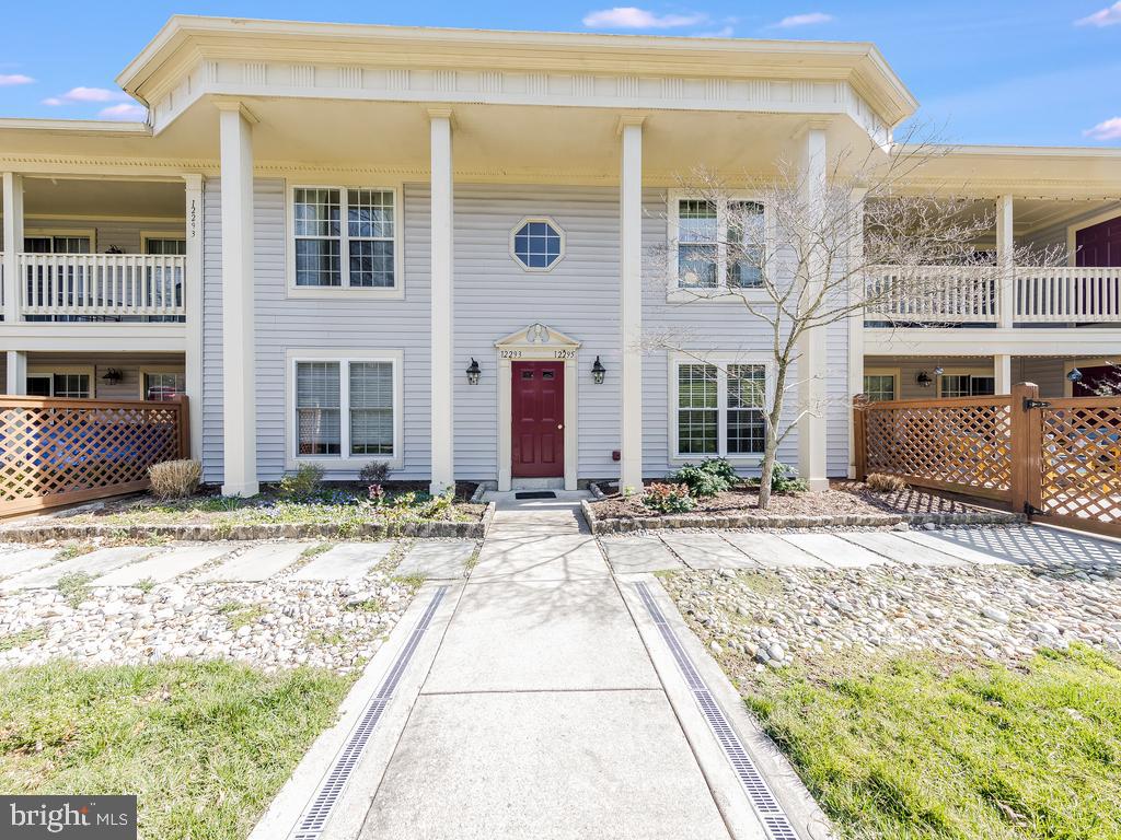 HAMPTON SQUARE CONDOMINIUMS - Residential