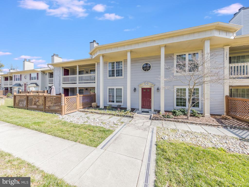 HAMPTON SQUARE CONDOMINIUMS - Residential