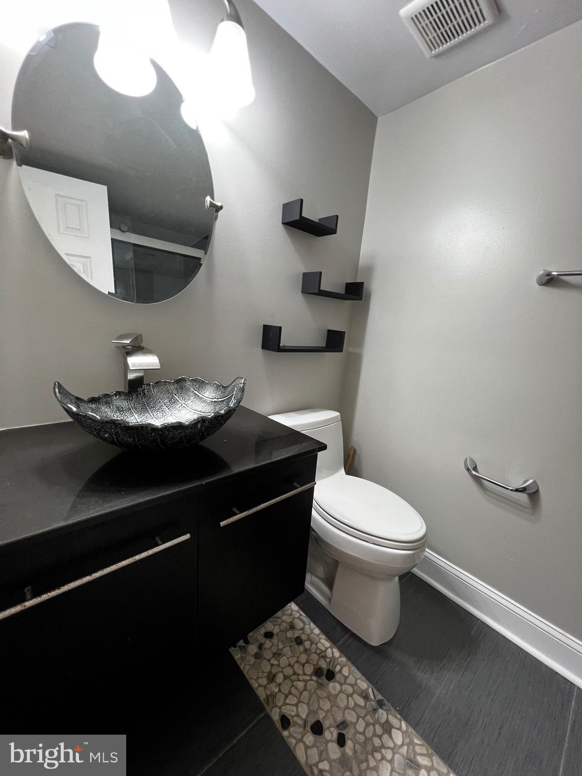 As they say, you've seen the rest, now see the best. 2 bedroom, 1 bath condo with open floor plan. No carpet, beautiful bathroom. Great condition. a must see. Purchase occupied or vacant.