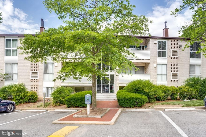 Beautiful 1 bedroom condo in amazing location, perfect for commute. Seconds away from all major highways, minutes away from Springfield Town Center, retail, restaurants and public transportation. This unit has been freshly repainted, HVAC/AC installed last year, windows are about 2 years old, stainless steel appliances. Great for a rental property with potential for a very good cash flow with very low condo fee. Dont miss this opportunity. Washer and Dryer could be installed in the property - it is permitted by the association. 2 parking spots - one assigned and one visitor.