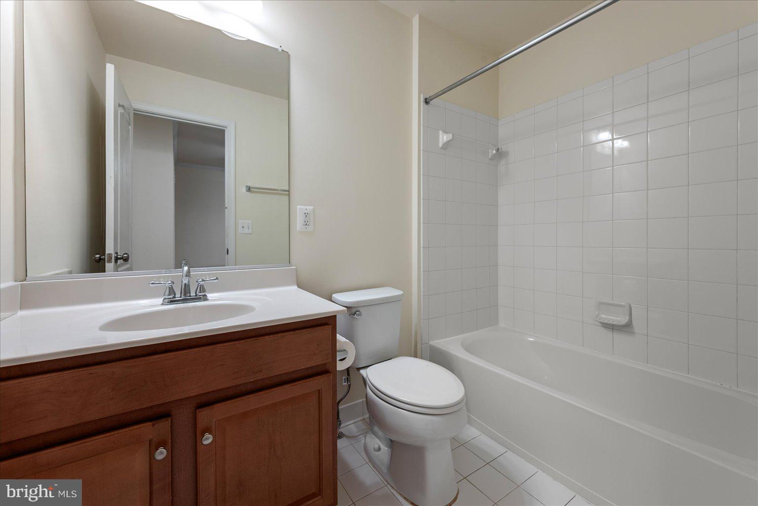 STONE RIDGE LANDBAY 5R - Residential Lease