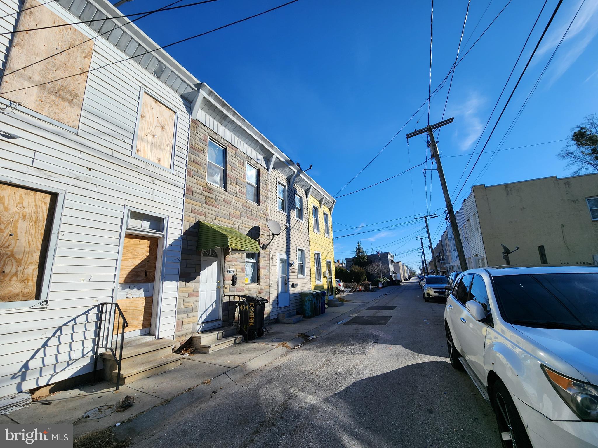 Main image without alt text