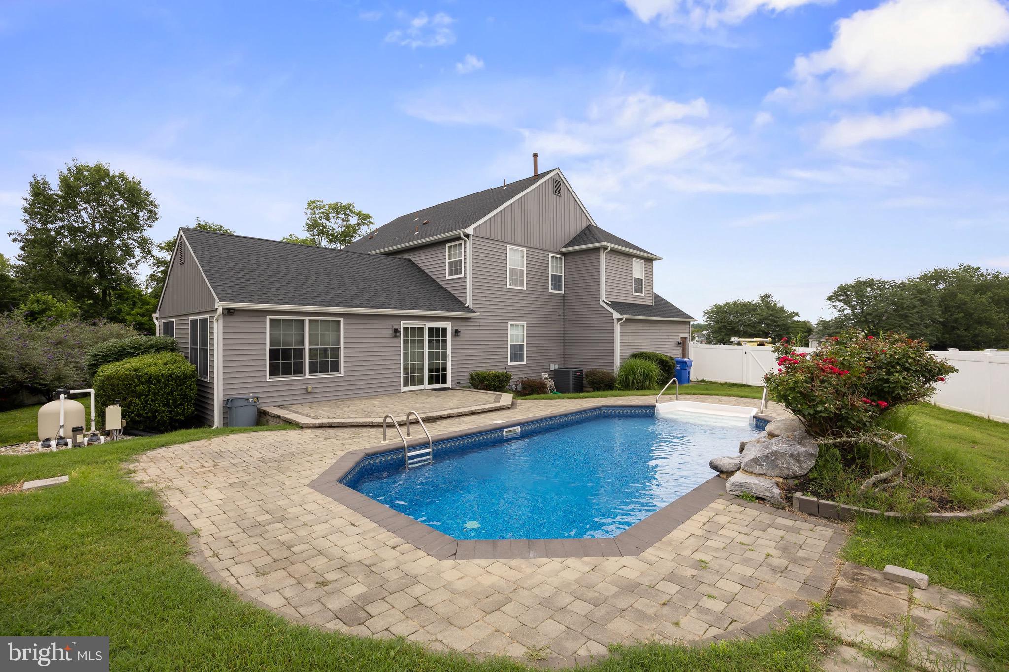 3 HOLLYBROOK COURT
