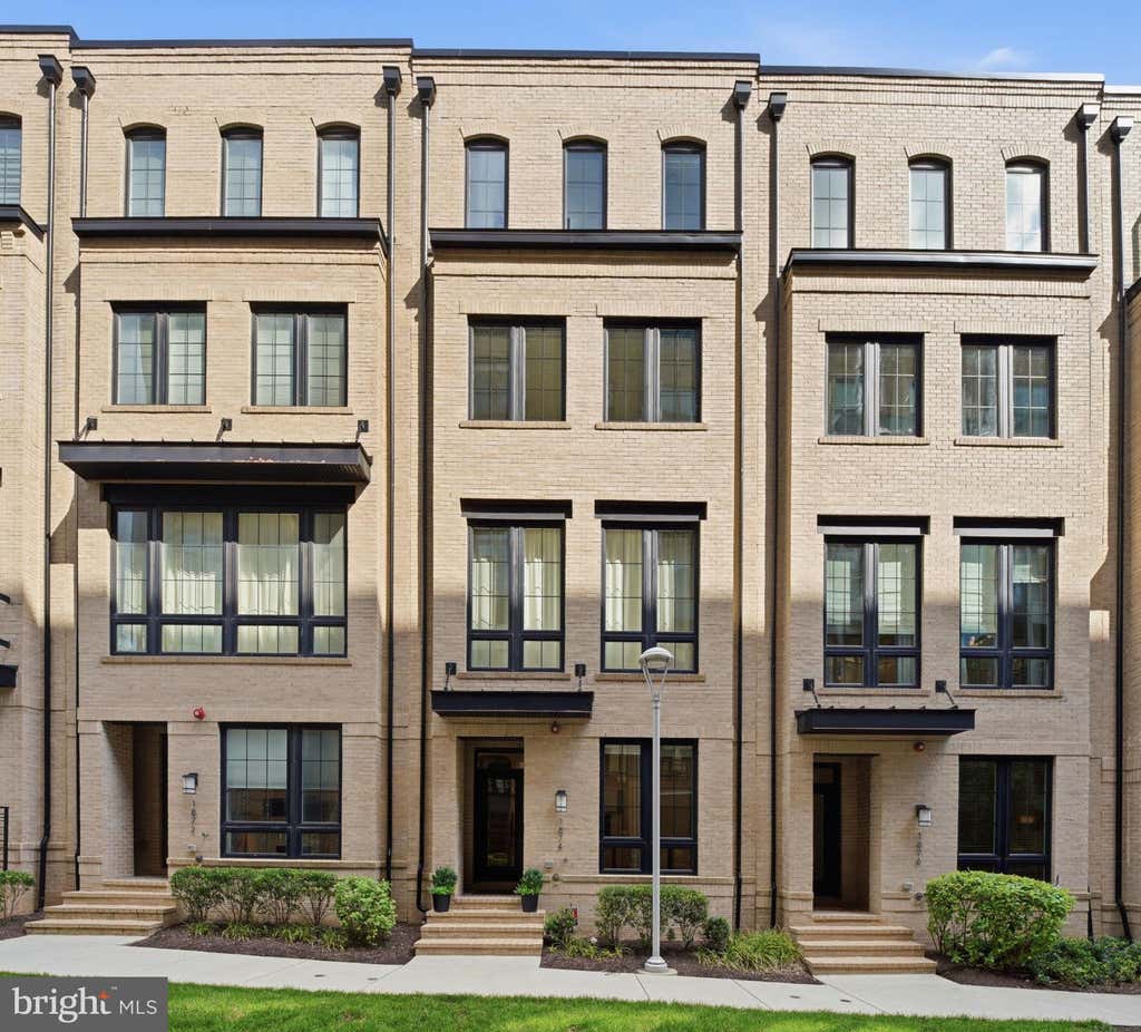 Photo of 1874 Easterly Road, RESTON, VA 20190 (MLS # VAFX2337472)