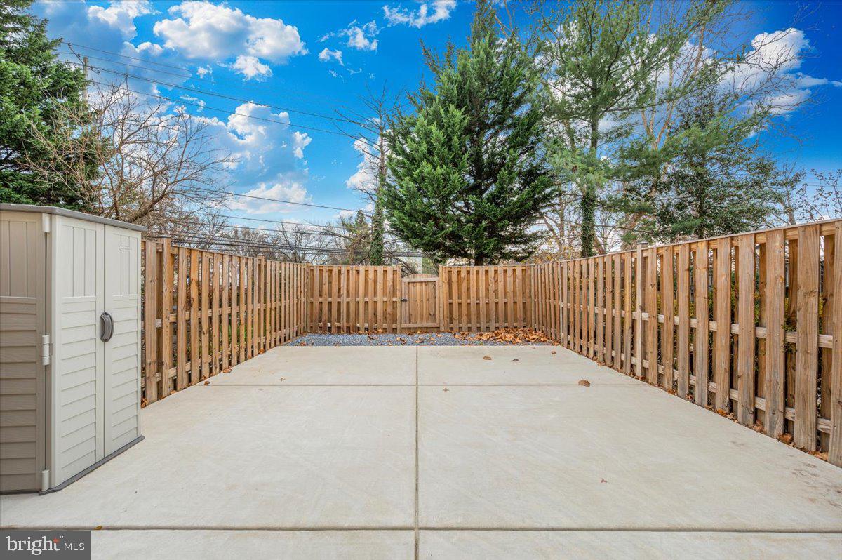 SHADY GROVE VILLAGE - Residential Lease