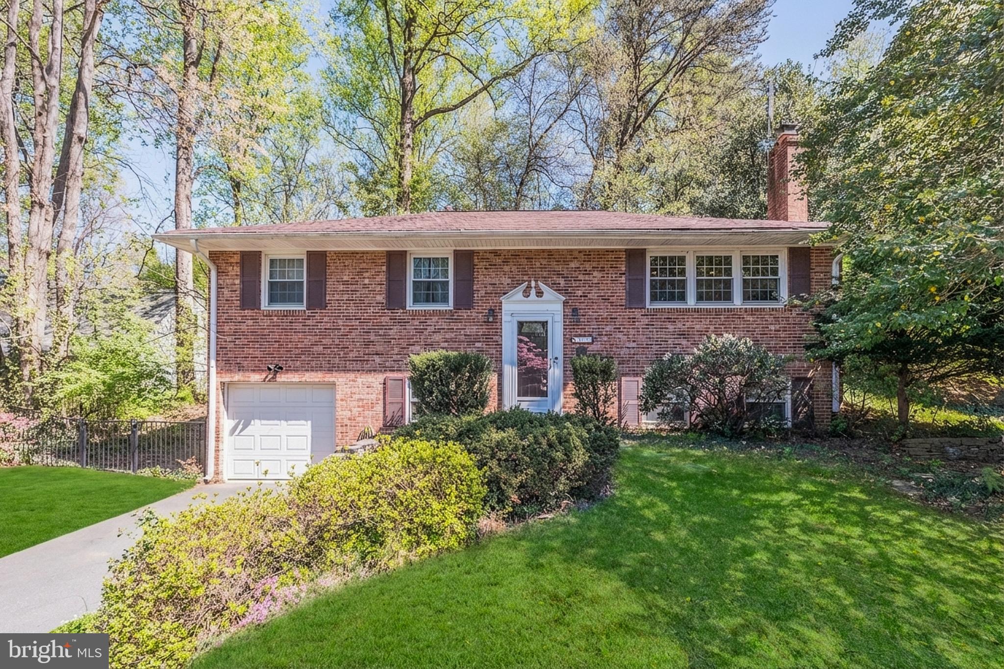 410 VICTORIA COURT NW