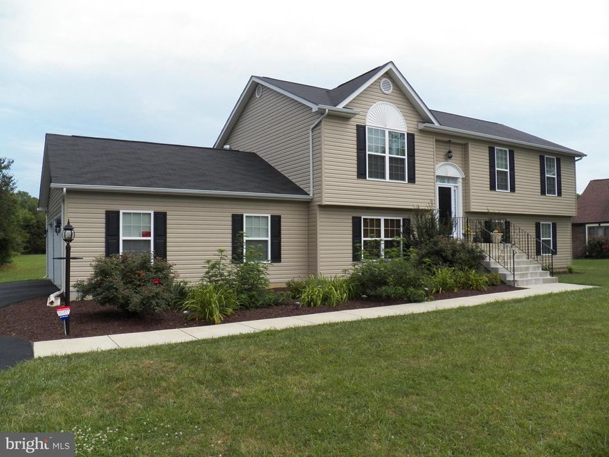 AN AMAZING HOUSE*COULD BE FEATURED ON HGTV*ONLY 4 YEARS OLD & LOOKS BRAND NEW*4 GENEROUS SIZE BEDROOMS AND 3 FULL BATHS*HUGE MASTER WITH SOAKING TUB AND SHOWER**KITCHEN WITH GRANITE AND STAINLESS APPLIANCES AND CERAMIC FLOOR*9 FT 1ST FLOOR CEILINGS*BIG REC ROOM W/GAS FP*12x16 DECK*OVER SIZED 2 CAR ATTACHED GARAGE*ALL SITUATED ON A LEVEL ONE ACRE LOT*1 YR HOME WARRANTY*IT TRULY DOES LOOK BRAND NEW*