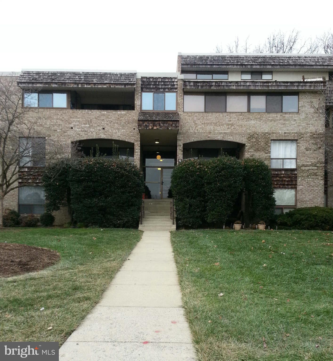 PRICE REDUCED FOR QUICK SALE!!! FULLY AVAIL!Nice and cozy 3BR, 2FB condo in Hyde Park! Featuring spacious Kitchen with eat-in space and stainless steel appliances, washer and dryer inside unit, spacious BRs, main BR with walk-in closet and FB. Water heater and electrical panel replaced two years ago. Extra storage, plenty of parking and right next to the pool! Show and Sell!!OPEN SUN 01/12 1-4PM