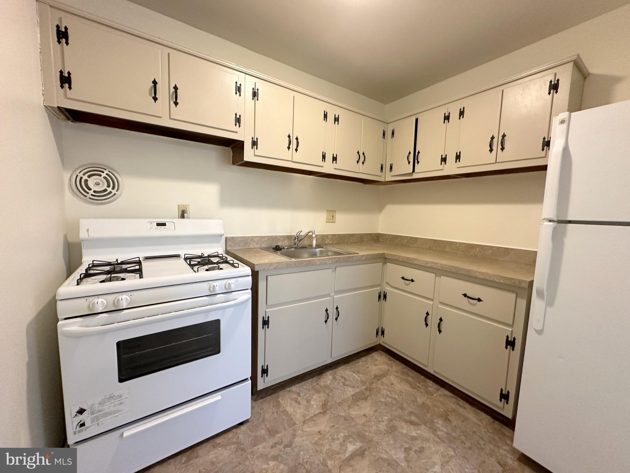 NORTHSIDE TOWNHOUSE APARTMENTS - Residential Lease