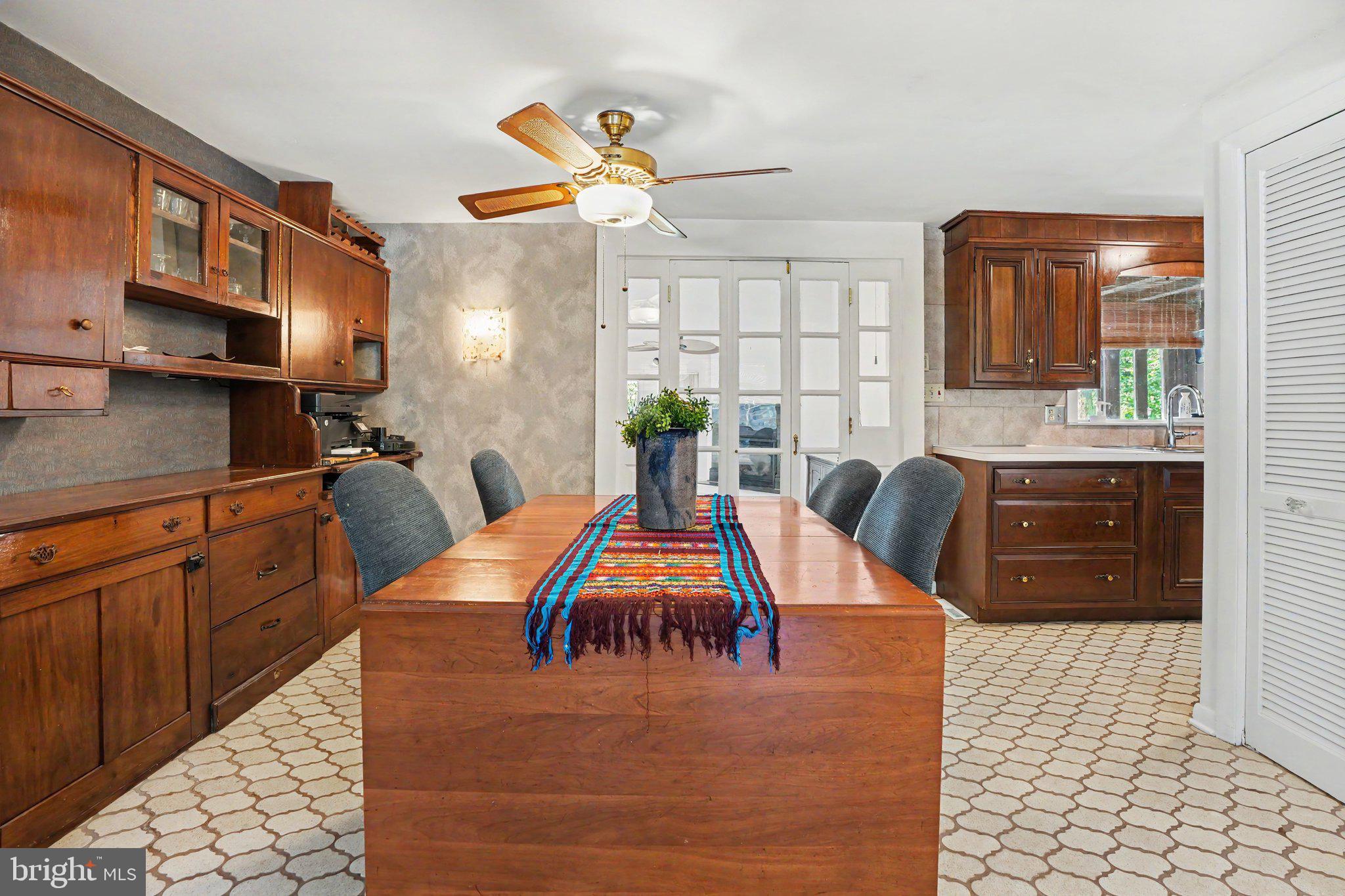 555 STUDEBAKER LANE