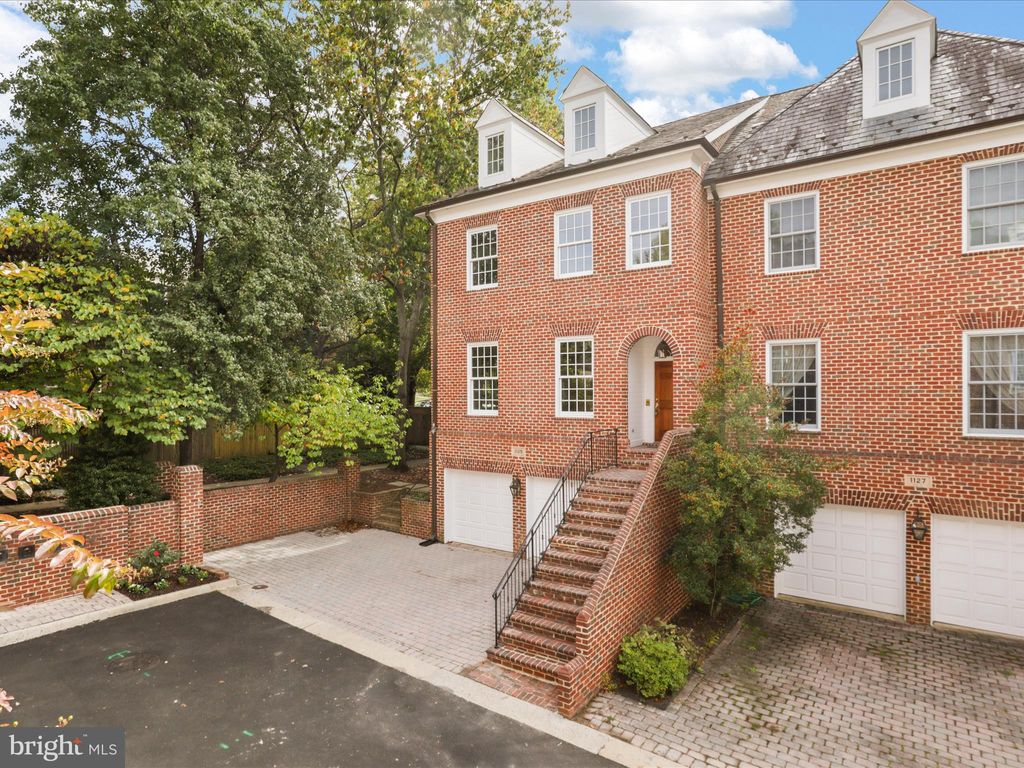 Photo of 1125 Kensington Road, MCLEAN, VA 22101 (MLS # VAFX2275050)