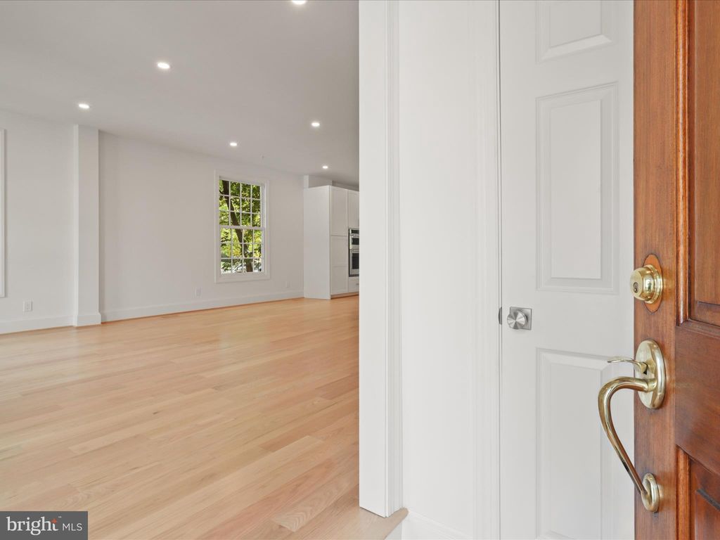 Photo of 1125 Kensington Road, MCLEAN, VA 22101 (MLS # VAFX2275050)